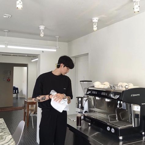 Barista Aesthetic, Korean Coffee Shop, Barista Outfits, Korean Coffee, China Street Fashion, Black Korean, Boy Black, Coffee Shop Aesthetic, Retro Photography