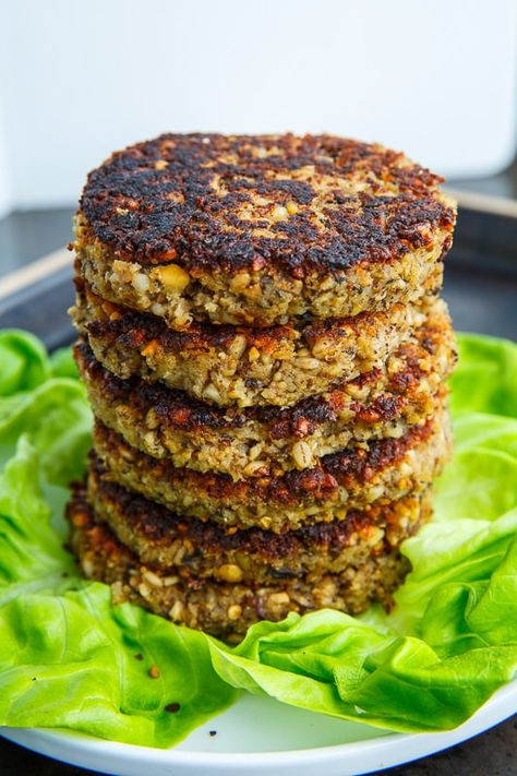 Mushroom and Eggplant Veggie Burgers Eggplant Patties, Eggplant Burger, Tofu Meat, Vegan Veggie Burger, Veggie Burger Recipes, Veggie Burger Patties, Recipes Burgers, Vegetarian Burgers, Meatless Dishes