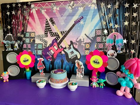 Trolls Rock And Roll Party, Queen Barb Trolls Party, Queen Barb Cake, Trolls World Tour Party Decorations, Trolls World Tour Cake, Trolls World Tour Birthday Party Ideas, Trolls World Tour Party, Diy Trolls Birthday Party, Trolls Birthday Party Cake