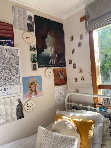 Taylor swift 
Swiftie aesthetic 
Swiftie core 
Taylor swift aesthetic 
Room decor ideas 
Taylor swift merch 
Folklore album 
Aesthetic room ideas Taylor Swift Themed Dorm Room, Dorm Room Taylor Swift, Room Inspiration Taylor Swift, Bedroom Taylor Swift Theme, Taylor Swift Theme Room, Taylor Swift Dorm Room, Taylor Swift Room Aesthetic, Taylor Swift Themed Bedroom, Taylor Swift Inspired Room