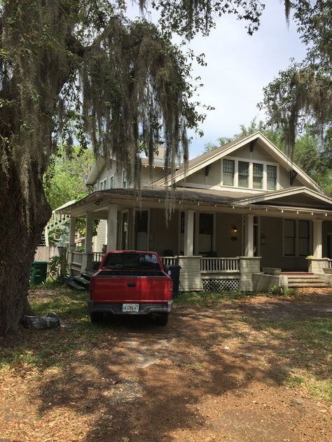 80s American House, Suburb House Exterior, Obx House Aesthetic, American Houses Aesthetic, Low Class House, Small House Aesthetic Exterior, American Small Town Aesthetic, Town House Aesthetic, 80s House Exterior Aesthetic