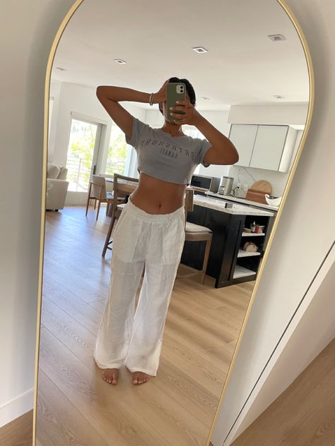 Outfits With White Flowy Pants, Outfit Ideas Flowy Pants, White Flared Pants Outfit Summer, Flowy Beach Pants Outfit, Loose White Pants Outfit, White Flowy Pants Outfit, Black Flowy Pants Outfit, White Flare Pants Outfit, Chill Summer Outfit