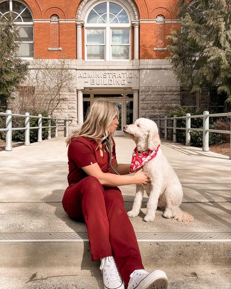 Vet Senior Pictures, Vet Tech Photoshoot, Vet School Graduation Pictures, Veterinarian Outfit, Veterinary Photoshoot, Vet Tech Graduation Pictures, Cute Vet Pictures, Vet School Acceptance Announcement, Aesthetic Vet Pictures