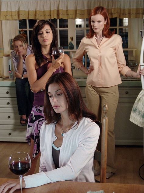 Desperate Housewives Cast, Gabrielle Solis, Wisteria Lane, Bree Van De Kamp, Teri Hatcher, Felicity Huffman, Desperate Housewives, Eva Longoria, Tv Girls