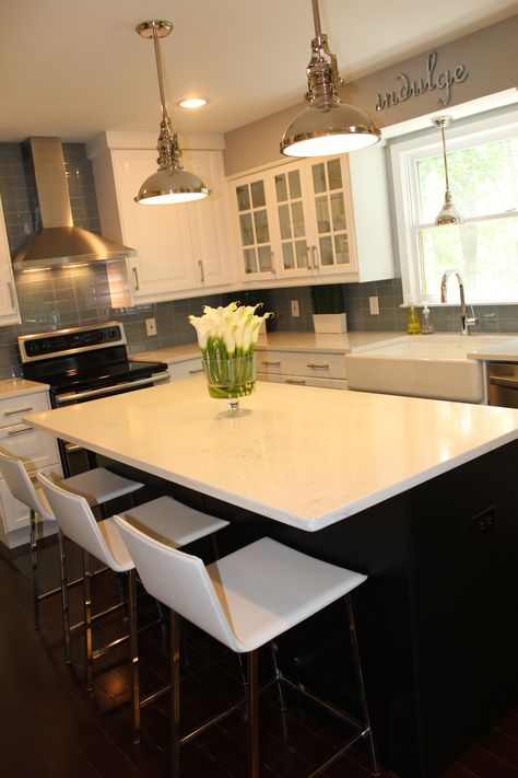 Open kitchen layout. #design #interiordesign #kitchen Quartz Countertops With Dark Cabinets, Countertops With Dark Cabinets, Quartz Countertops Cost, Cost Of Countertops, Open Kitchen Layouts, White Quartz Countertops, Portable Kitchen Island, Building Kitchen Cabinets, Grey Countertops