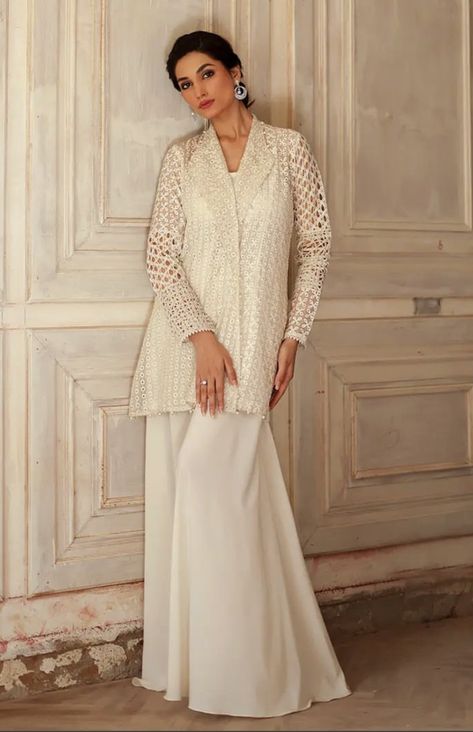 Winter Collection For Women In Pakistan, Bollywood Looks To Recreate, White Pakistani Suit, Henna Dress, Pakistani Sharara, Dress Design Pakistani, Monday Outfit, Desi Fits, Roll Dress