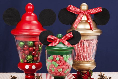 Tablescapes Thanksgiving, Disney Christmas Diy, Disney Christmas Crafts, Disney Christmas Party, Décoration Baby Shower, Christmas Tables, Disney Christmas Decorations, Disney Christmas Tree, Diy Jul