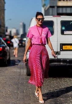 Tee shirt + skirt: fool proof summer outfit formula, pink outfit, midi skirt, street style, tassel necklace Crazy Glasses, Giovanna Battaglia Engelbert, Gala Gonzalez, Eccentric Style, Look Rose, Giovanna Battaglia, New York Fashion Week Street Style, Moda Chic, Summer Inspiration