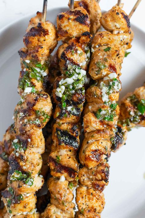 Garlic Parmesan Chicken Skewers - Sticks Scratch Kitchen Chicken Stick, Chicken Skewers Marinade, Chicken On A Stick, Garlic Parmesan Sauce, Grilled Chicken Skewers, Easy Grilling Recipes, Garlic Parmesan Chicken, Chicken Kabobs, Chicken Skewers