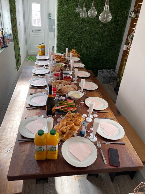 Saved some money on the hen party by doing a bottomless brunch, vegan and veggie! Went down a storm. This was in Brighton, stayed in an Airbnb. Glasses were also made 🤪 Brunch Vegan, Brunch London, Vegan Junk Food, Gin Tasting, Vegan Grilling, Boozy Brunch, Vegan Brunch, Bottomless Brunch, Brunch Dishes