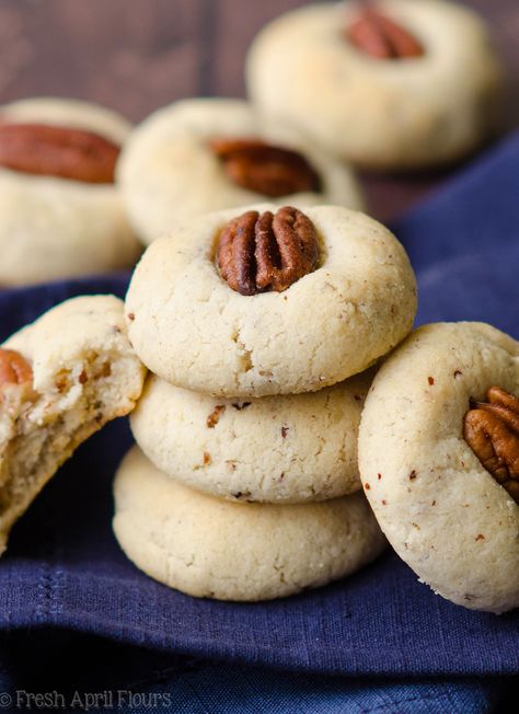 Almond Flour Pecan Sandies: An easy, one bowl recipe for gluten free, buttery pecan cookies. Using Almond Flour, Pecan Sandies, Keto Christmas Cookies, Desserts Keto, Almond Flour Cookies, Keto Holiday, Keto Christmas, No Flour Cookies, Carb Snacks