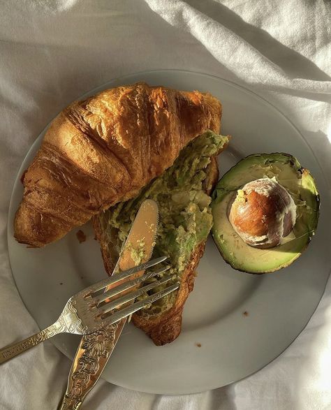 Avocado Croissant, Meals Aesthetic, Tumblr Food, College Meals, Avocado Recipes, Food Is Fuel, Food Cravings, Aesthetic Food, No Cook Meals