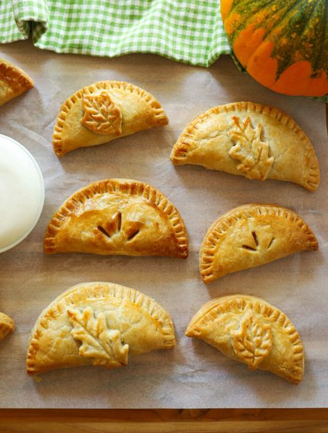 Easy Hand Pies, Pumpkin Hand Pies, Pie Inspiration, Yummy Pies, Train Pumpkin, Savory Pumpkin, Pie Mold, Monster Munch, Individual Pies