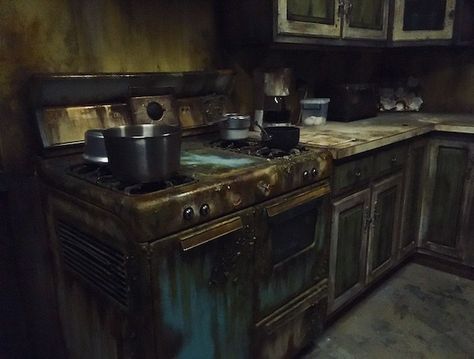 In-game: An old 1960s kitchen with a disgusting blue cooking range. Escape Room Aesthetic, Creepy Interior, Vampire Kitchen, Scary Kitchen, Abandoned Kitchen, Horror Kitchen, Haunted Kitchen, Creepy Kitchen, Hospital Kitchen