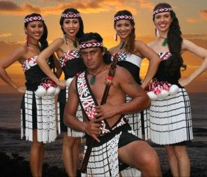 Maori traditional costumes, New Zealand Polynesian Dance, Maori People, Māori Culture, Fest Outfits, Maori Art, Polynesian Culture, Theme Dress, National Symbols, National Costume