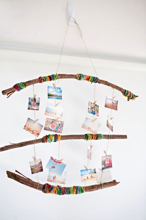 Check out this easy Yarn Wrapped Photo Mobile! Your kiddos will love to assemble this great craft and display their own works of art. Diy Photo Displays, Photo Mobile, Hello Wonderful, Exposition Photo, Kids Wraps, Diy Yarn, Reggio Inspired, Doll Family, Painted Sticks