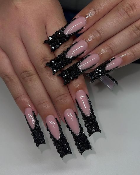 #blacknails #nailart #nailtech #blacknaildesign #nail2inspire #nailsart #nailsofinstagram #naildesign #summernails #fashion #style #summervibes #inspo Bedazzled Nails, Black Acrylic Nail Designs, Gold Acrylic Nails, Long Square Nails, Black Acrylic Nails, Gtr R34, Long Acrylic Nail Designs, Nails Design With Rhinestones, Colored Acrylic Nails