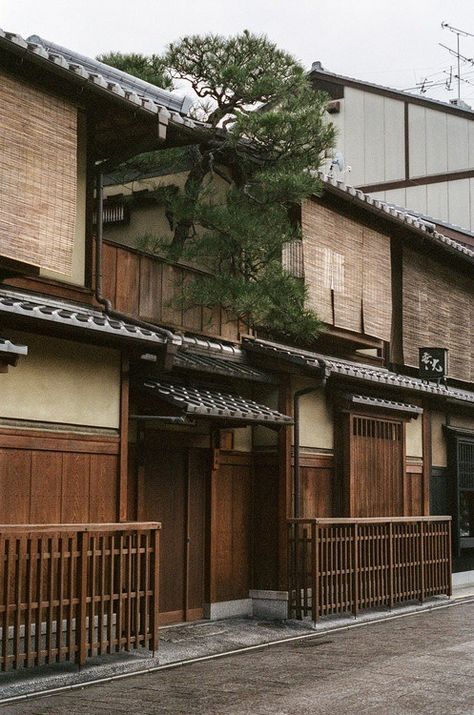 I F*CKING LOVE JAPANESE ARCHITECTURE OH MAH GAWD Japan Exterior, Cultural Building, Zen Inspiration, Gion Kyoto, Japanese Buildings, Traditional Japanese Architecture, Traditional Japanese House, Airbnb Design, Japan Architecture