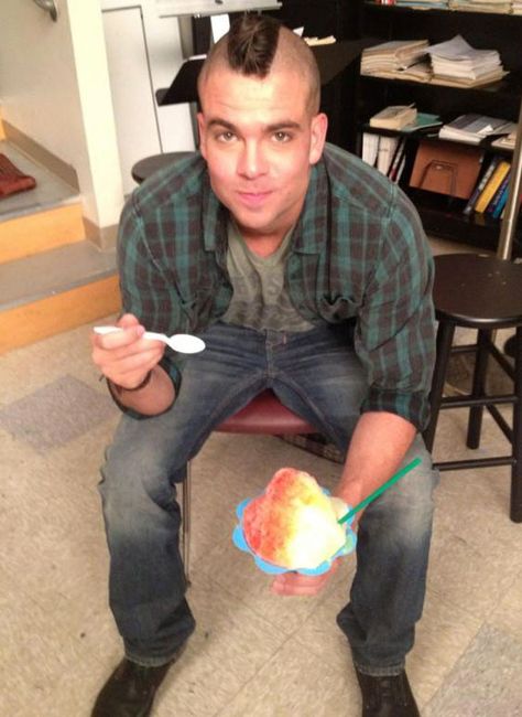 Puck Eats Shaved Ice in the Glee Season 3 Finale Puck Glee, Glee Puck, Goodbye Photos, Glee Season 3, Noah Puckerman, Mark Salling, Behind The Scenes Photos, Glee Cast, Shaved Ice