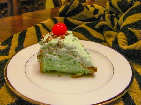 Pistachio Angel Food Cake Cake Pistachio, Pistachio Dessert Pudding, Angel Food Cake Mix, Angel Food Cake Desserts, Pineapple Angel Food, Jello Dessert, Delish Cakes, Pineapple Cake Recipe, Grandma's Recipes