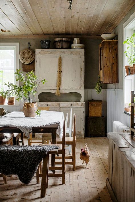 North Sweden, Unfitted Kitchen, Swedish Farmhouse, Scandinavian Rustic, Scandinavian Decor, A Chicken, Scandinavian Home, Rustic Interiors, Dream Decor