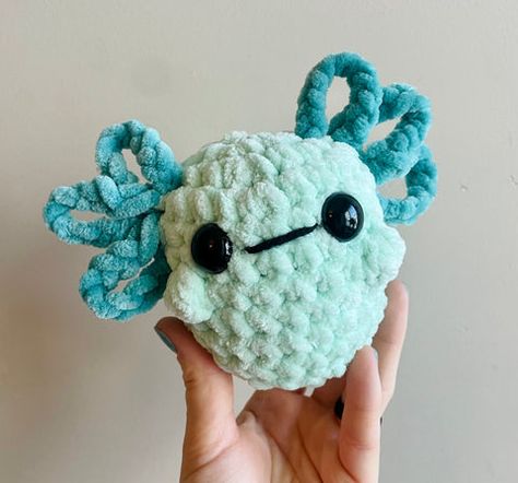 Baby Axolotl - No Sew Market Make! – yarnybox No Sew Axolotl Crochet Pattern Free, Crochet No Sew Amigurumi, Crocheted Axolotl, Crochet Stuffys, Free Crochet Toy Patterns, Crochet Puppets, Axolotl Crochet Pattern, Axolotl Crochet, Baby Axolotl