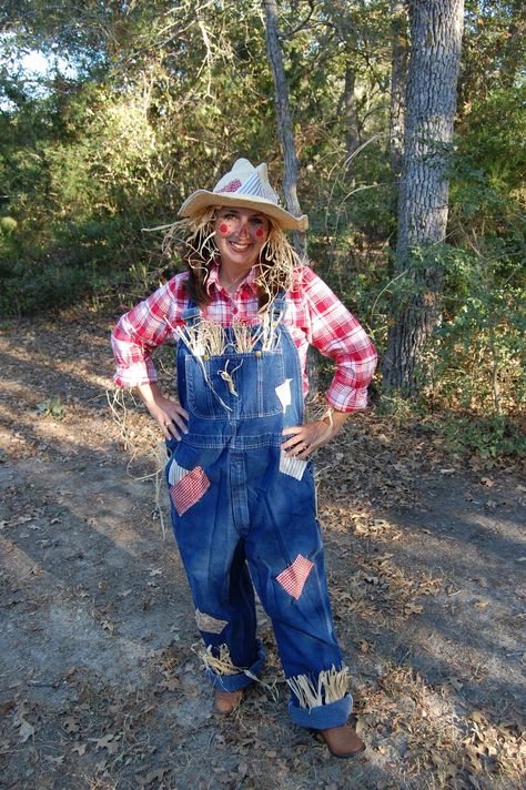 Oh did I have more fun making this costume!          I started with my straw cowboy hat and covered the conchoes with some fabric scrap... Scarecrow Costume Women, Farmer Costume, Diy Scarecrow Costume, Scarecrow Halloween Makeup, Halloween Costumes Scarecrow, Pumpkin Patch Photoshoot, Crow Costume, Diy Scarecrow, Scarecrow Costume