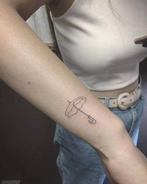 Continuous line umbrella tattoo on the right wrist. Tattoos Life, Umbrella Tattoo, Minimalist Tattoo Meaning, Torso Tattoos, Small Umbrella, Handpoke Tattoo, Hand Poked Tattoo, Single Line Drawing, Temp Tattoo