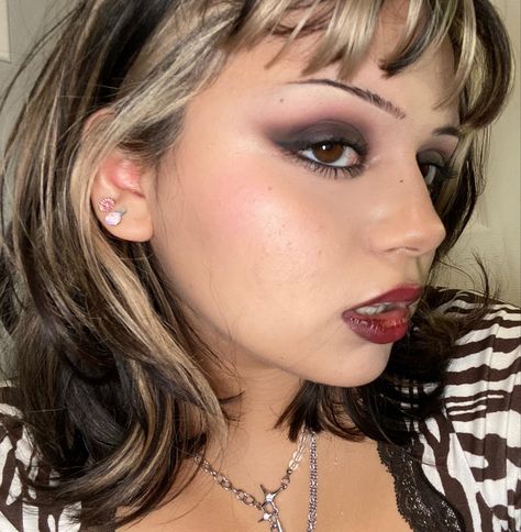 Rocker Gf Aesthetic Makeup, 90s Makeup Grunge Punk, Girly Grunge Makeup, Neutral Alt Makeup, Soft Goth Aesthetic Makeup, Grunge Makeup Looks 90s, Metallica Concert Makeup, 90s Vampire Makeup, Early 2000s Grunge Makeup