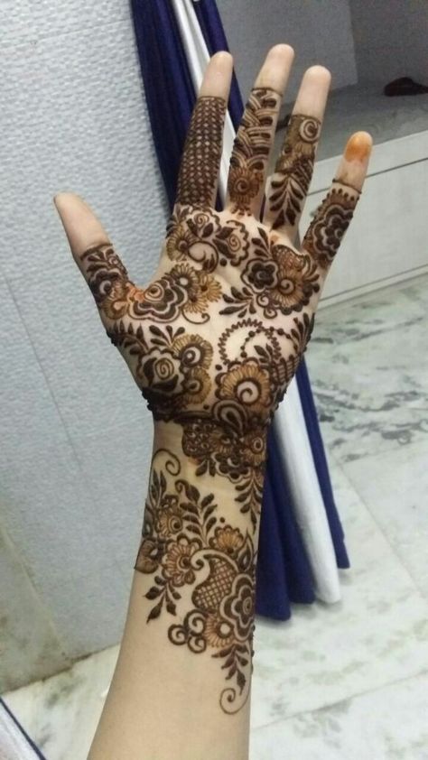 Mumbai artist 9167722025 Mehendi Snapchat Story, Hand Snapchat, Easy Mehandi, Mehendi Ideas, Henna Designs Wrist, Circle Mehndi, Eating Food Funny, Funny Snapchat, Mehndi Style