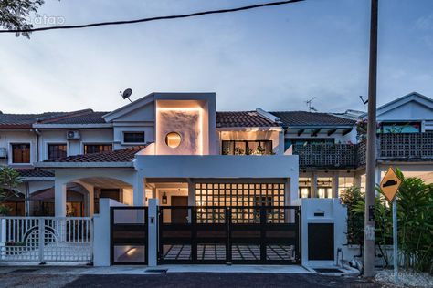 Minimalistic Exterior terrace design ideas & photos Malaysia | Atap.co Malaysian Terrace House, Terrace Facade, Malaysia House, Minimalistic Exterior, Modern Terrace House, Terrace Exterior, Exterior Design Backyard, Terrace House Design, Terrace Design Ideas