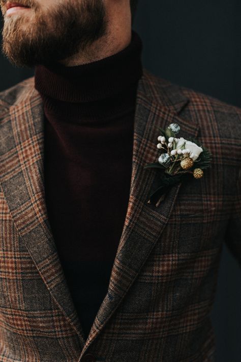 Wonderful dark groom colors! - This Elegant Cabin Wedding Inspiration is a Modern Winter Wonderland | Junebug Weddings #buttonholes #groomstyle #groomideas #weddingflowers #groominspiration #WeddingPlanning #weddingcolors #boutonniere #groomtrends Elegant Cabin, Burgundy Turtleneck, Winter Wedding Fashion, Winter Wedding Outfits, Vintage Groom, Plaid Suit Jacket, Wedding Dresses Men Indian, Neutral Wedding Colors, Cabin Wedding