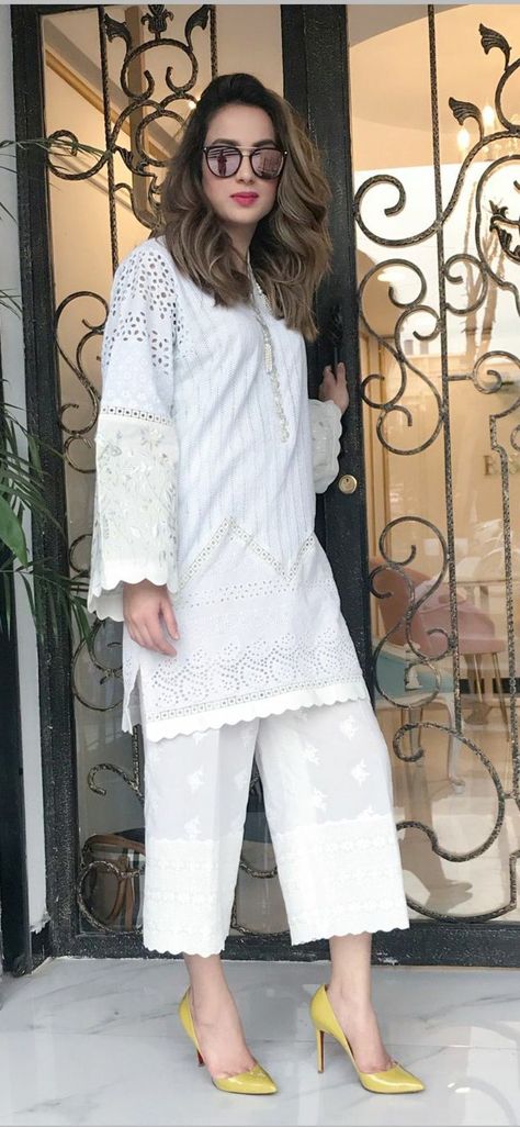 Hacoba Top, Dressing Design Ideas, Short Kameez, Chicken Dresses, Pakistani Kurtis, Kurti Ideas, Pakistani Kurti, Hijab Stile, Dressing Design