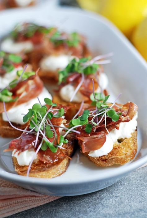 Prosciutto Crostini, Honey Drizzle, Crispy Prosciutto, Lemon Honey, Party Food Appetizers, Food Platters, Appetizers For Party, Naan, Finger Food