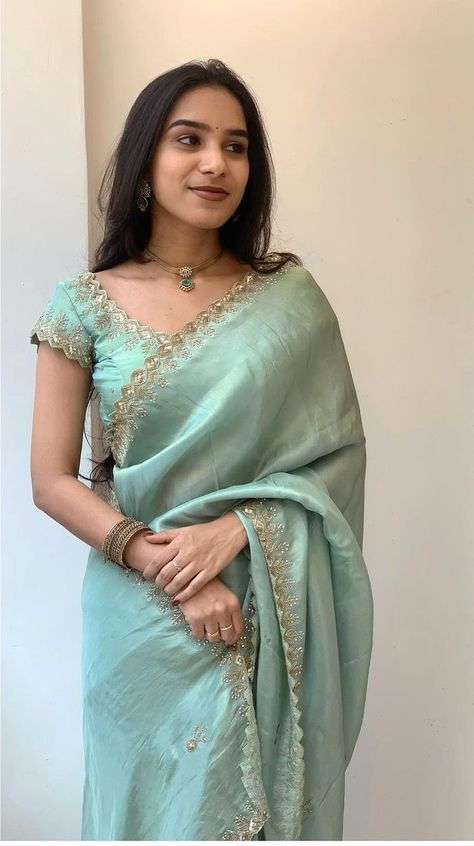 Simple Reception Saree Look, Plane Saree Blouse Styles, Simple Jewellery For Saree, Sarees For Dusky Skin Tone, Elegant Saree Party Wear Indian Weddings, Fancy Sarees Party Wear Blouse Designs, Hot Sarees Party Wear, Latest Sarees Designs 2024, Blouse Design For Fancy Saree