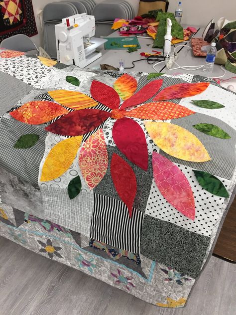 Scrap Petal Quilt, Applique Quilt Patterns Free Ideas, Orange Peel Quilts Ideas, Quilts Floral, Patchwork Quilts Patterns, Floral Quilt Patterns, Modern Applique, Garden Quilt Pattern, Flower Quilt Patterns