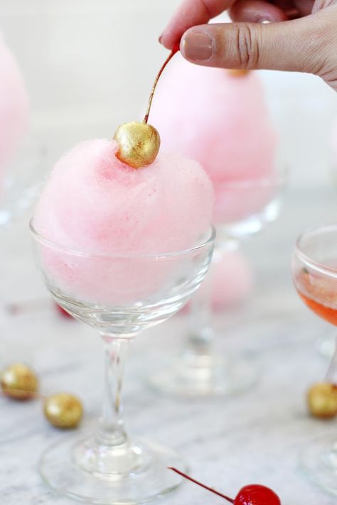 Cotton Candy Drinks, Glace Fruit, Olive Cocktail, Pink Macarons, Cotton Candy Champagne, Candy Cocktails, Candy Drinks, Rum Punch, Bourbon Cocktails