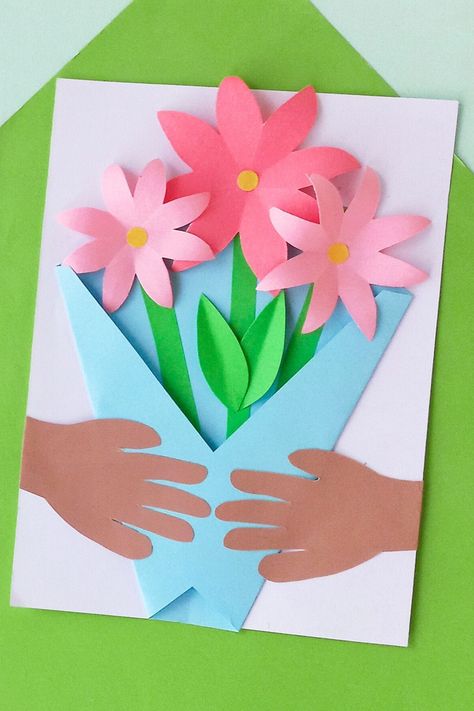 Hands Full of Love: Flower Bouquet Craft (With Free Template) Hand Print Flowers, Bumble Bee Craft, Diy Mother's Day Crafts, Bug Crafts, Valentines Pillows, Puppet Crafts, Paper Flower Crafts, Paper Bouquet, Craft Card