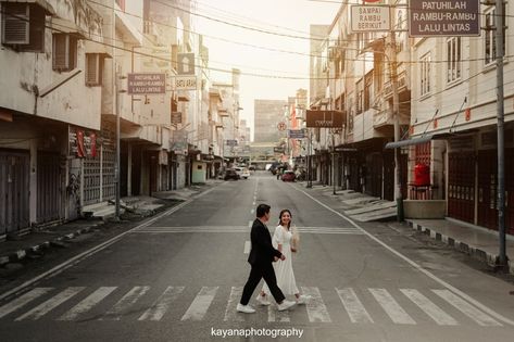 Street Pre Wedding, Prewedding Jakarta, Street Prewedding, Prewed Casual, Prenup Theme, Couples Candid Photography, Prenup Ideas, Prewedding Outdoor, Pre Wedding Shoot Ideas