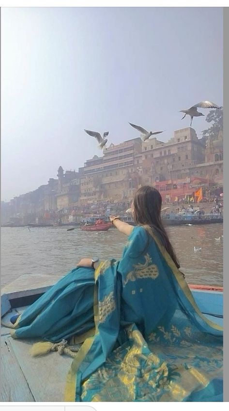 Varanasi Photoshoot Ideas, Banaras Photos Ideas, Banaras Outfit Ideas Women, Vanarasi India Aesthetic, Varanasi Outfit Ideas, Banaras Aesthetic Outfits, Varanasi Photography Ghats, Banaras Picture Ideas, Banaras Outfit Ideas