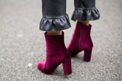 The Best London Accessories to Inspire More Color in Your Wardrobe Right Now Day 4 Mode Shoes, Mode Tips, London Fashion Weeks, Street Style Shoes, Velvet Boots, Velvet Shoes, Blazer Outfit, Chic Leather, Winter Trends