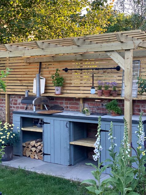 Dream Outdoor Kitchen, Simple Outdoor Kitchen, Rustic Outdoor Kitchens, Small Outdoor Kitchens, Outdoor Kitchen Design Modern, Cottage Shabby Chic, Kitchen Design Layout, Build Outdoor Kitchen, Outdoor Kitchen Plans