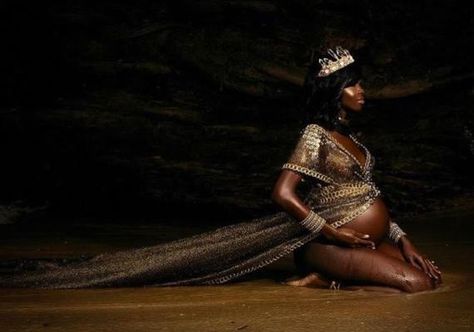 Yaaaaas Queen Beach 2 Goddess Maternity Shoot, Maternity Shoot Black Women, Maternity Shoot Beach, African Maternity, Maternity Studio Photoshoot, Maternity Dresses Photography, Beach Maternity Photos, Maternity Studio, Maternity Photography Couples