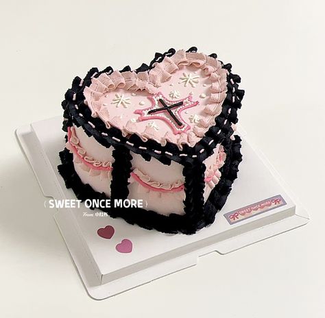 Black Pink Cake, Aesthetic Cross, Vintage Birthday Cakes, Pink Birthday Cakes, Cute Baking, Caking It Up, Pretty Birthday Cakes, Cute Birthday Cakes, Just Cakes