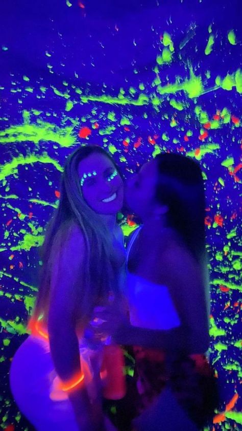 Neon Party Themes, Dark Birthday Party, Party Tips And Tricks, Neon Pool Parties, Neon Party Outfits, Glow In The Dark Birthday, Glow Theme Party, Dark Birthday, 14th Birthday Party Ideas