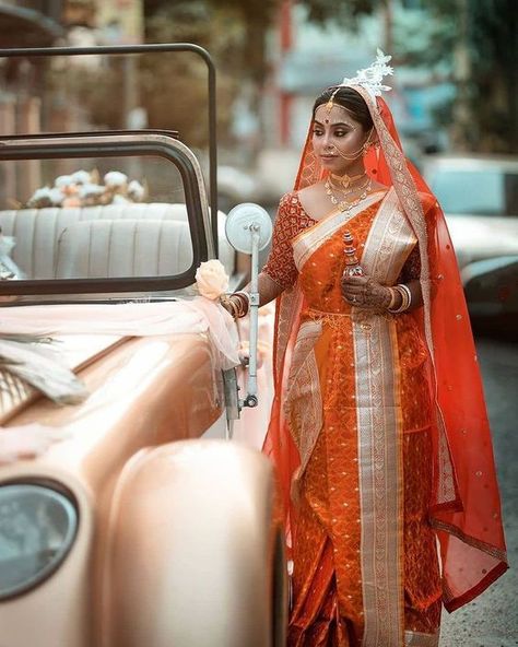 10 Bengali Brides Who Stole Our Hearts! | WedMeGood Bengali Bridal Saree, Bengali Bridal Look, Bridal Saree Designs, Bengali Bride Reception Look, Traditional Headpiece, Red And White Saree, Green Blouse Designs, Bengali Saree, Indian Bride Makeup