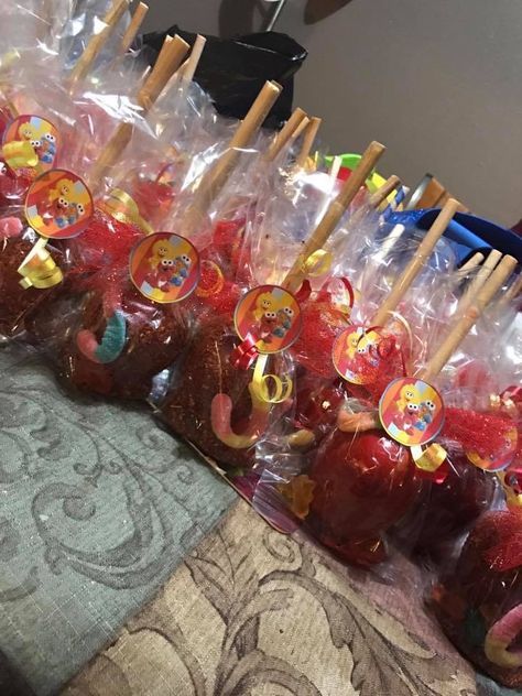 Sesame Street Candy Apples with tamarindo and Chamoy Chamoy Candy Ideas, Chamoy Recipe, Chamoy Apples, Chamoy Candy, Harvest Fest, Mexican Snacks, Mexican Candy, Baking Fun, Snacks To Make