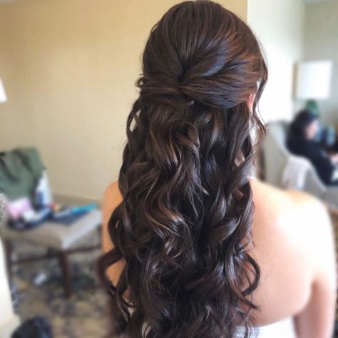 30 Gorgeous Bridal Hairstyles For Summer 2021 Weddings Loose Bridal Hair, Wedding Hair Brunette, Hairstyles Bride, Bridemaids Hairstyles, Hollywood Curls, Loose Curls Hairstyles, Retro Curls, Ball Hairstyles, Hair Tutorials Easy