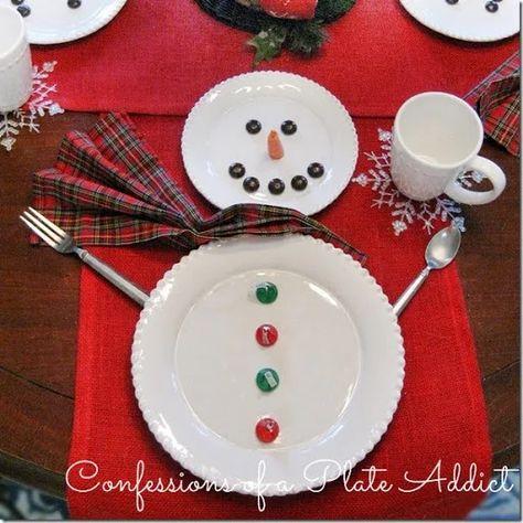 CONFESSIONS OF A PLATE ADDICT Wintery Snowman Tablescape Snowman Place Setting, Christmas Tree Napkin Fold, Diy Sharpie Mug, Christmas Tree Napkins, Thrifty Decor Chick, Candle Wrap, Holiday Wrap, Cool Christmas Trees, Christmas Tablescapes