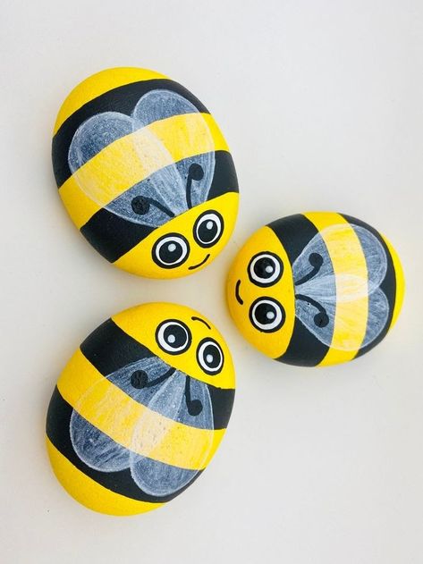 Rock Bees Painted Stones, Bee Stone Painting, Bee Pebble Art, Pet Rock Painting Ideas, Rock Painting Ideas Bugs, Rock Painting Bee Ideas, Bees Rock Painting, Ladybug Stone Painting, Painted Rock Bee